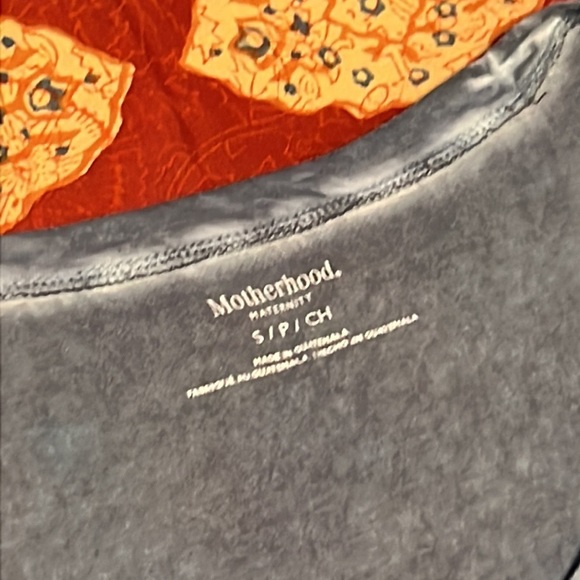 Motherhood Maternity Side-Ruched Scoop Neck Tee - Picture 4 of 5